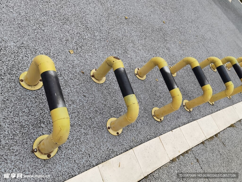 道路黄色防撞护栏