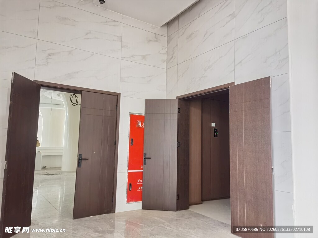 室内多扇木门展示场景