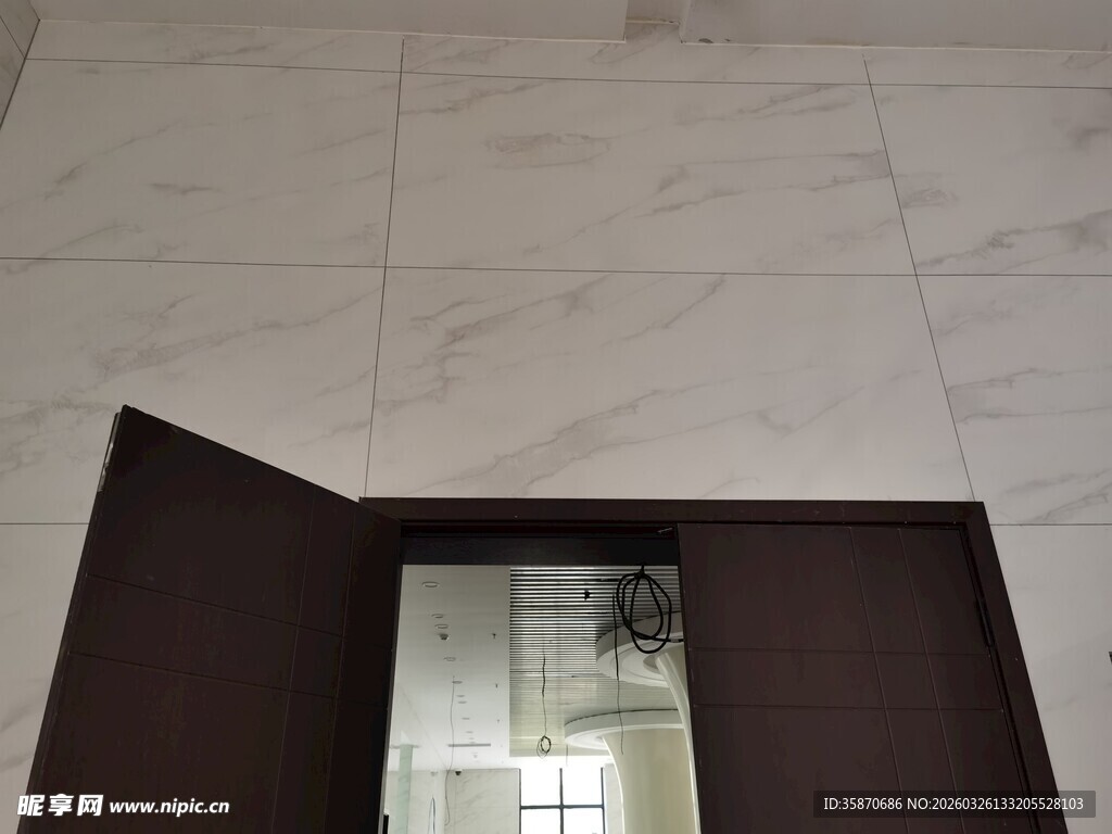 敞开的深色门与大理石墙面