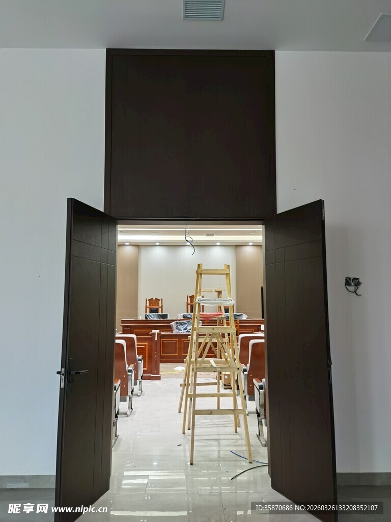 敞开的门通向温馨室内空间