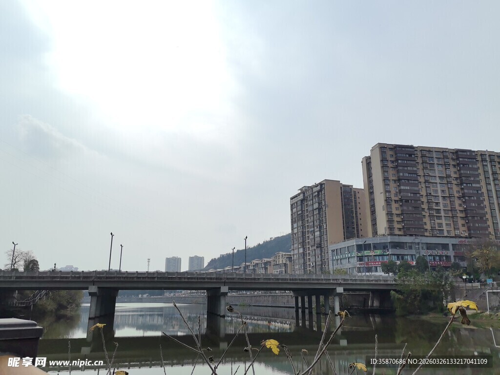城市河畔建筑风景图