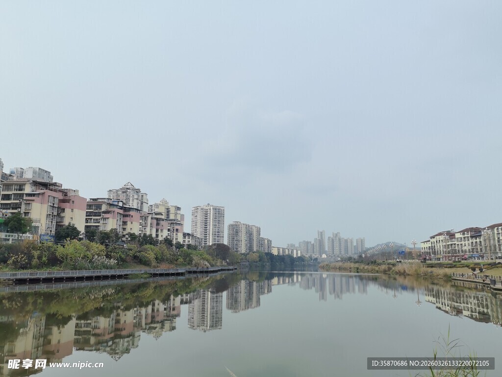 河畔城市风光宁静倒影