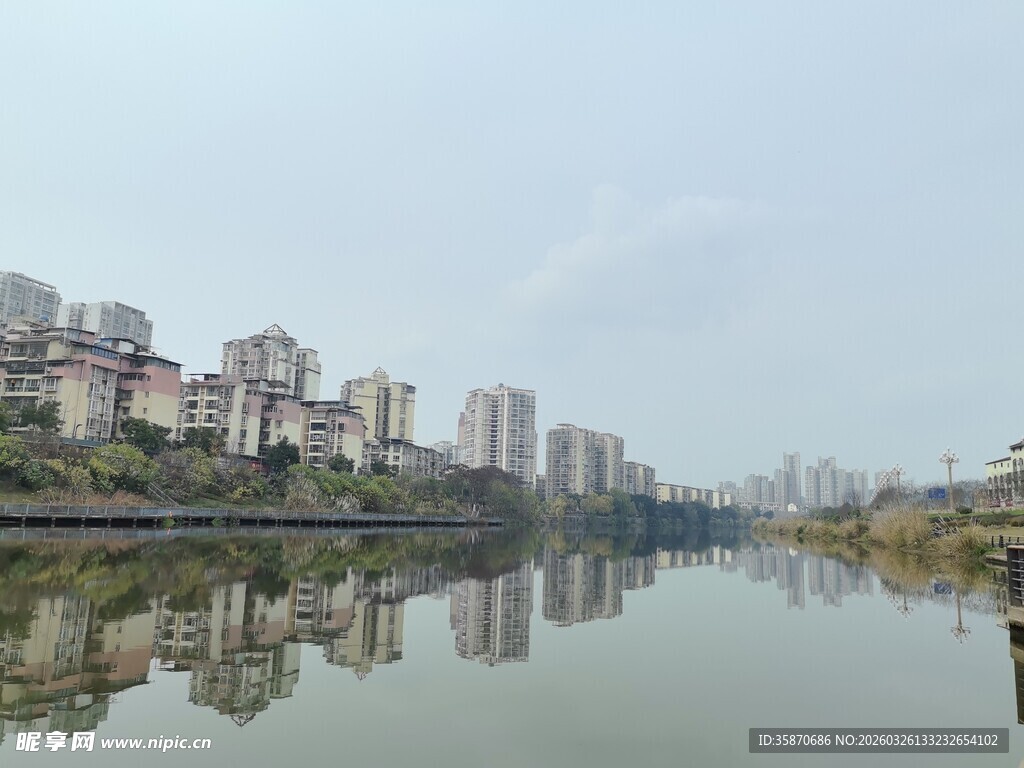 河畔城市风光倒影美景