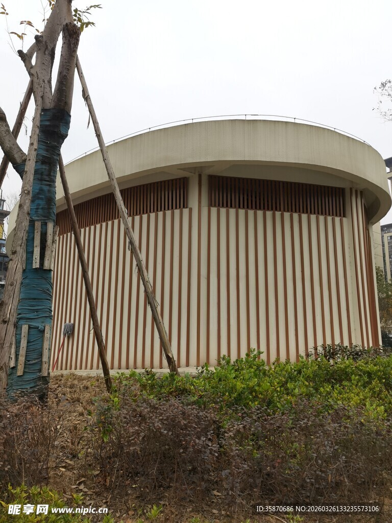 户外圆形建筑及周边设施