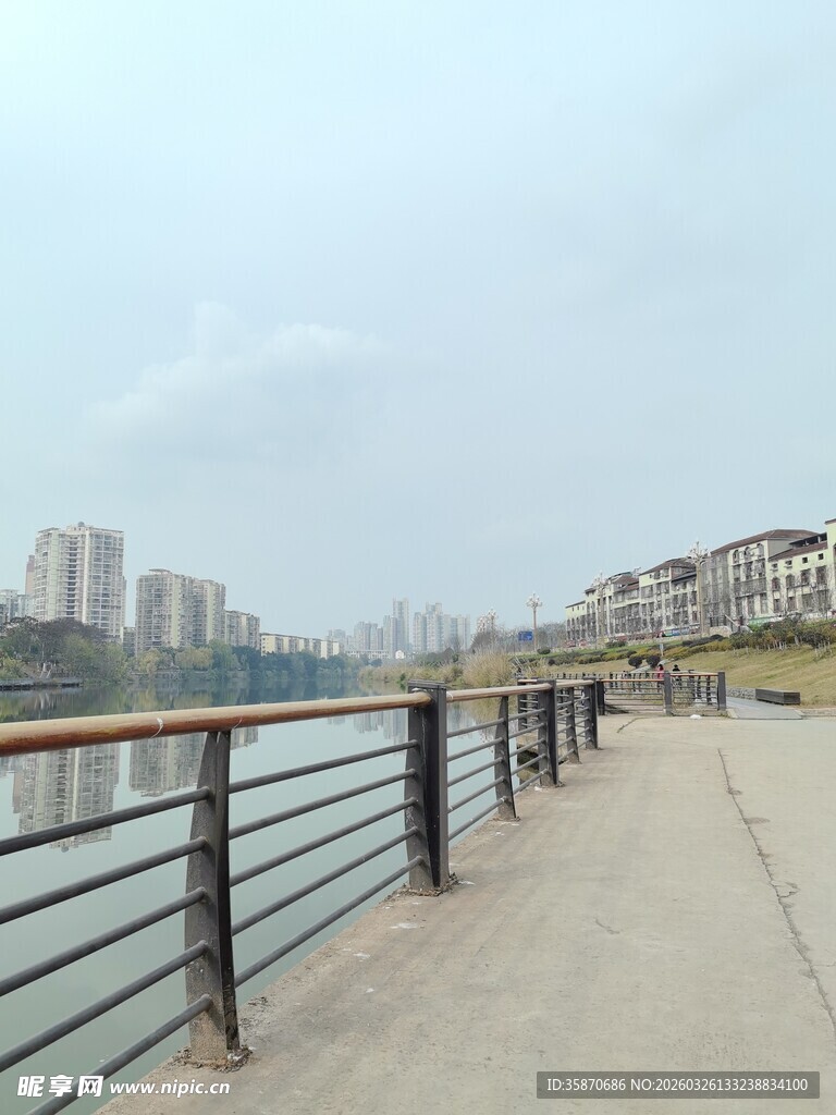 城市河边步道风景