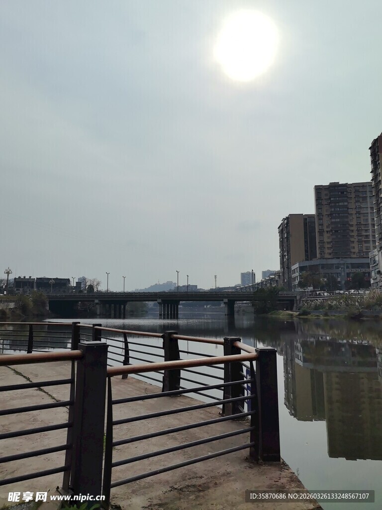 河畔城市风光阳光洒落