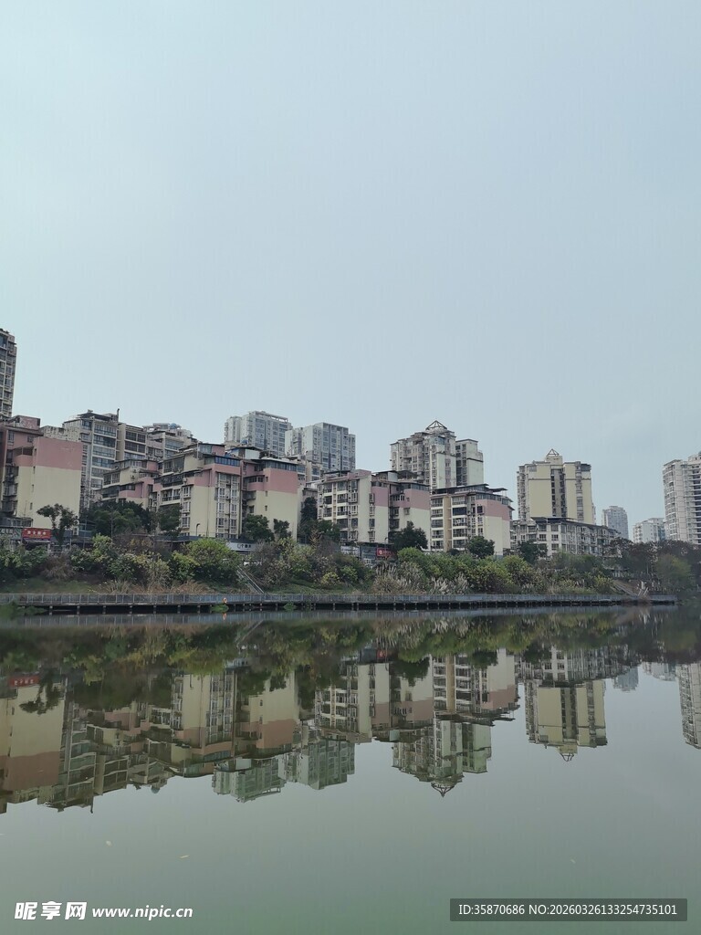 河畔城市风光倒影美景