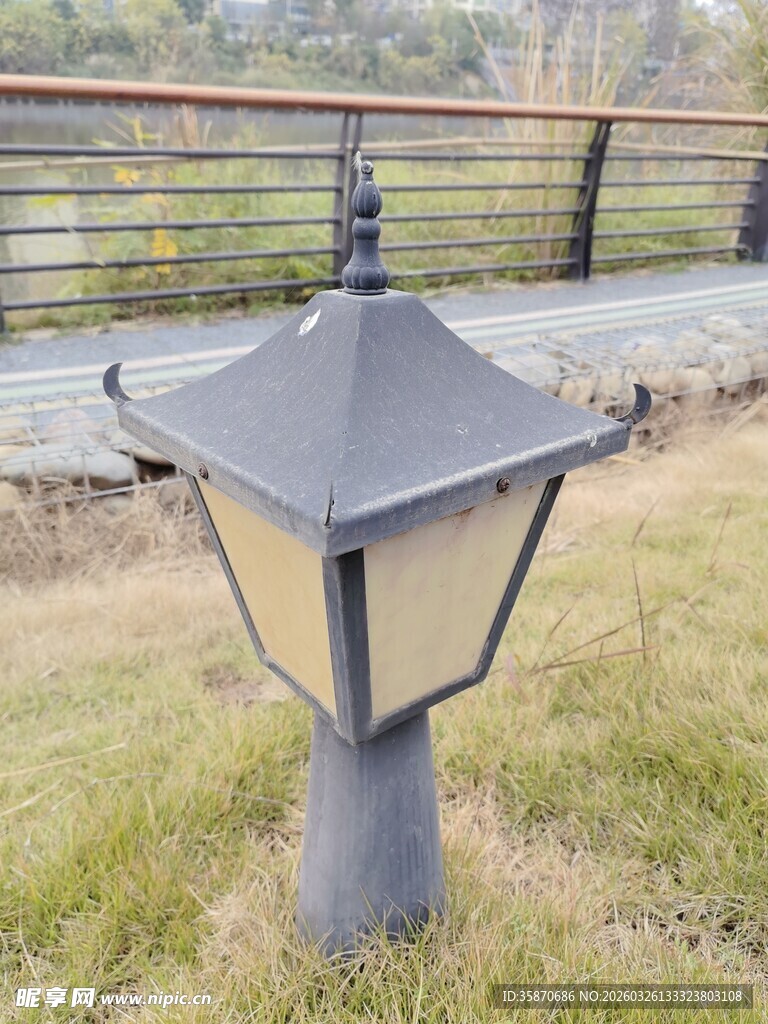 户外草地中的复古风路灯