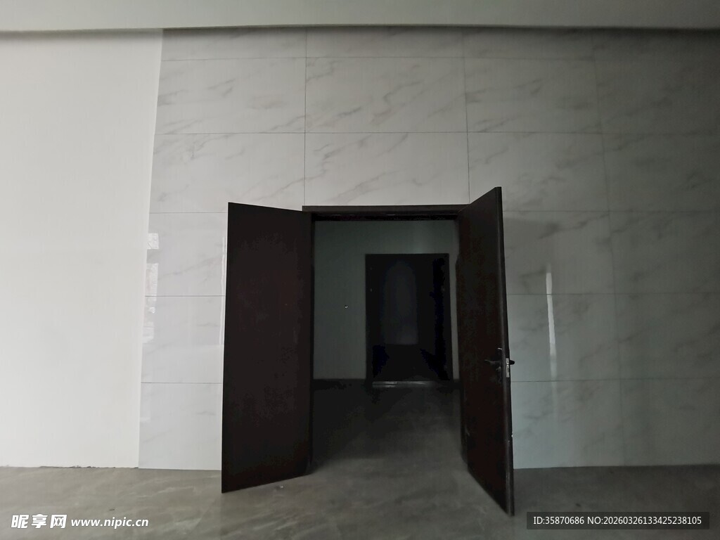 敞开的门未知空间入口