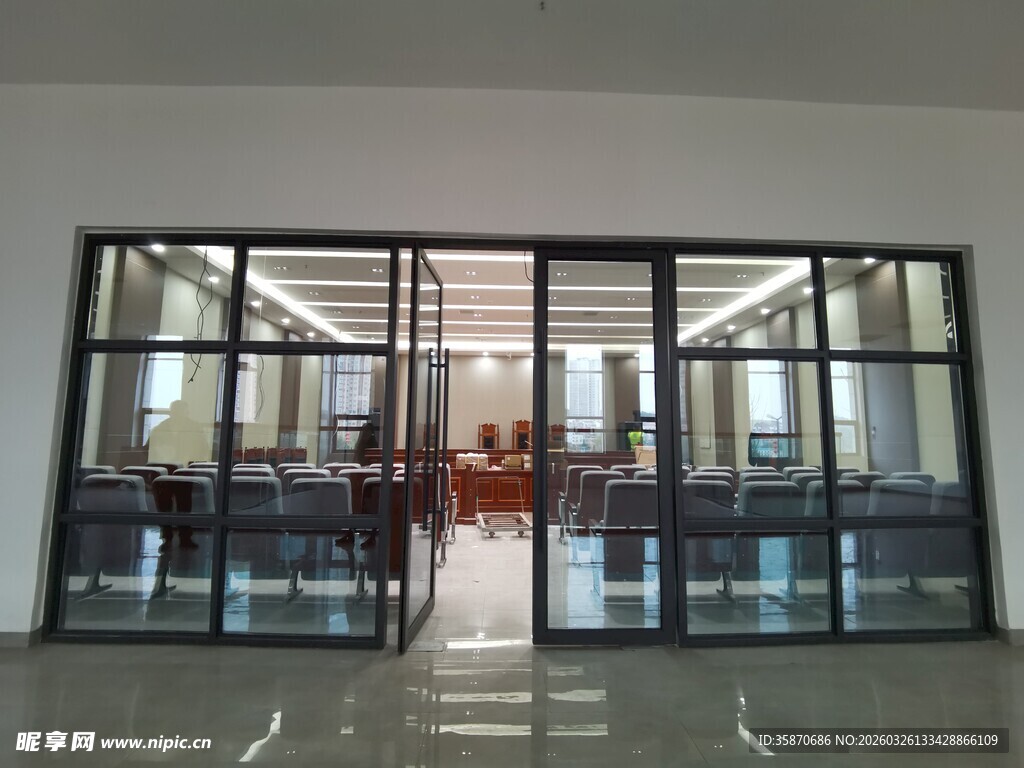 现代玻璃办公空间入口