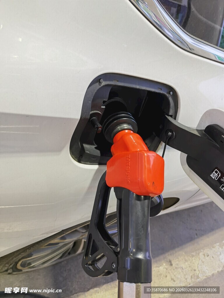 汽车加油进行时