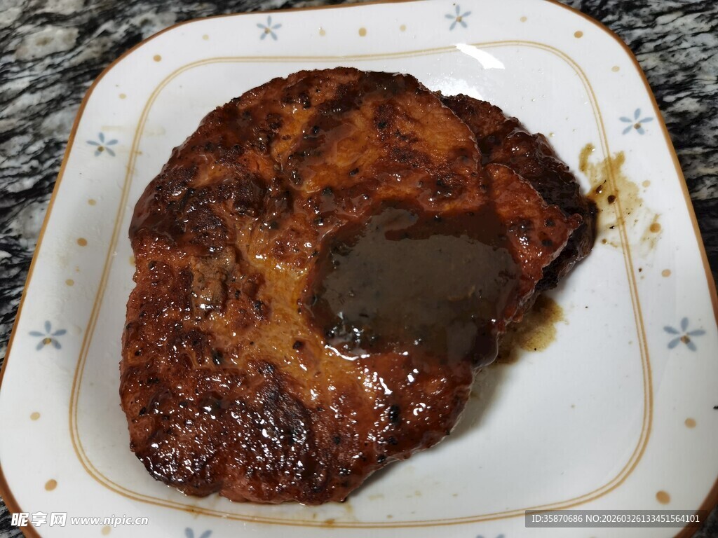 美味多汁牛排配心形酱汁