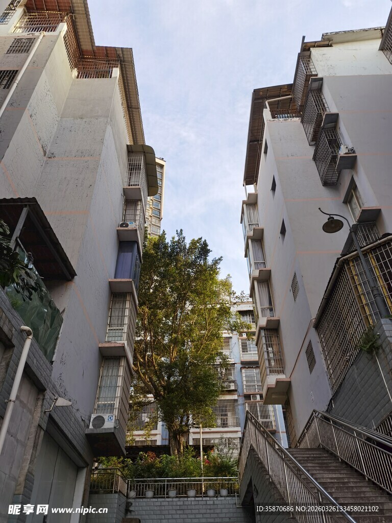 狭窄楼间通道景象