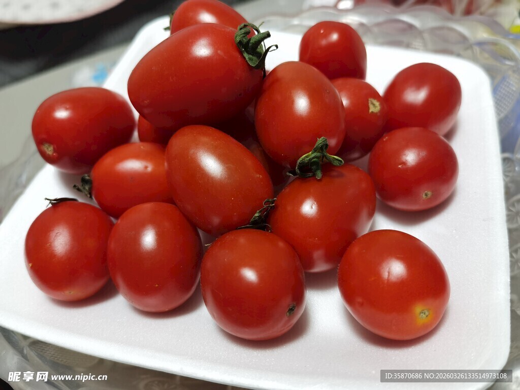 新鲜圣女果摆放在白盘上