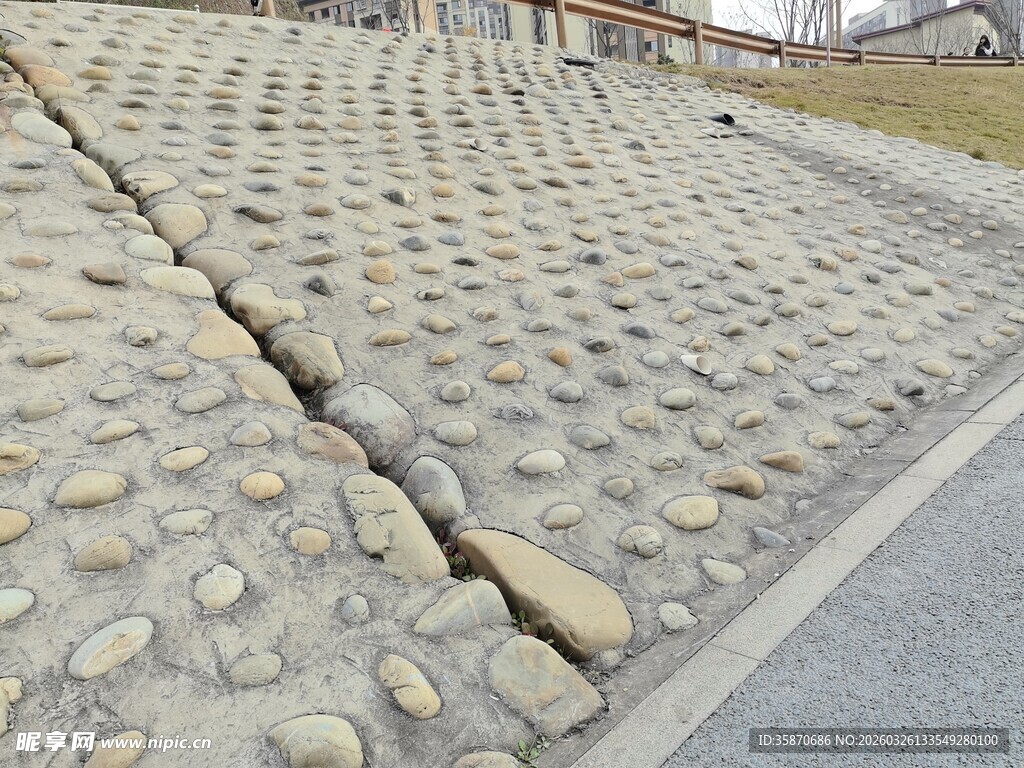 石砌路面古朴质感尽显