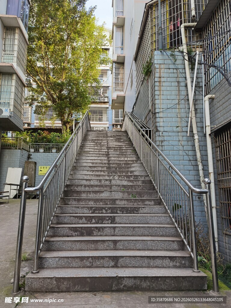 城市中狭窄的户外阶梯