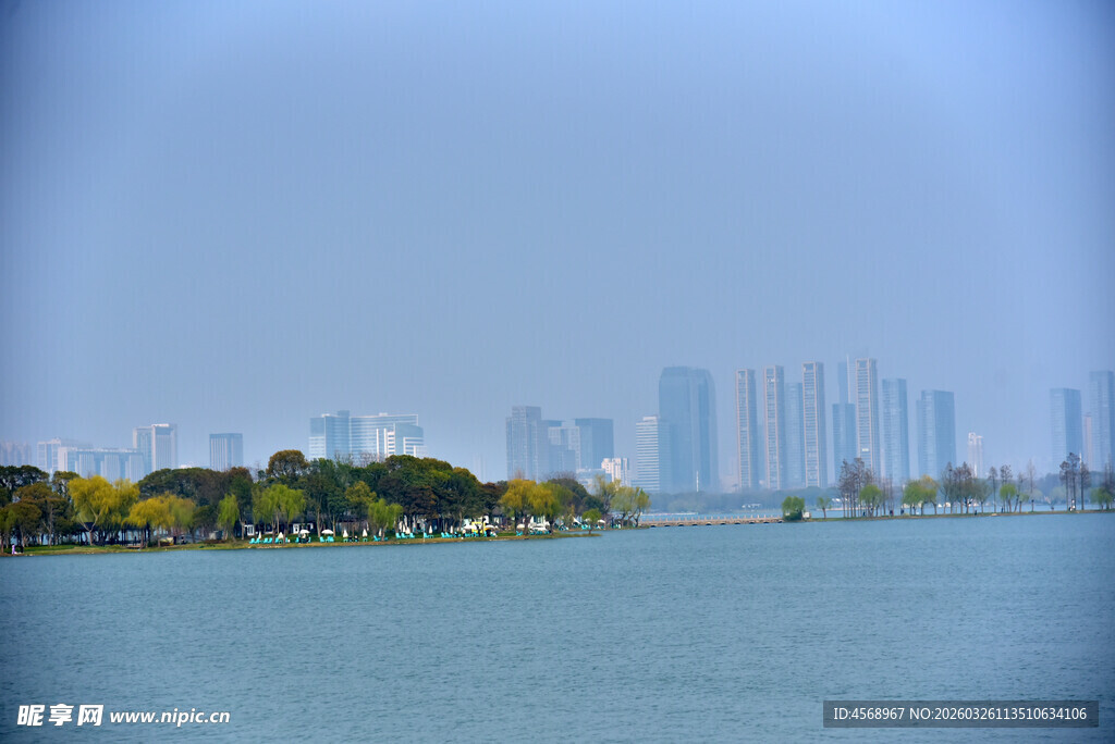 湖畔城市风光