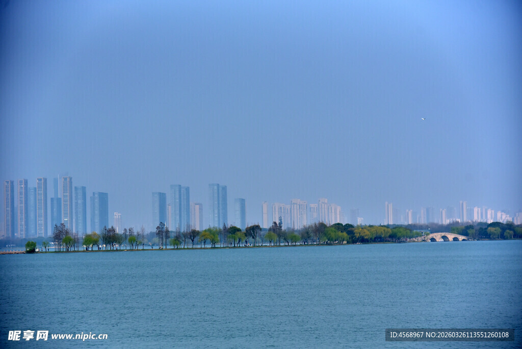 湖畔城市天际线美景