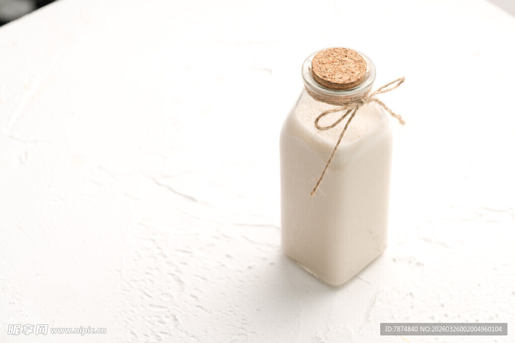 简约白瓶配软木塞装饰