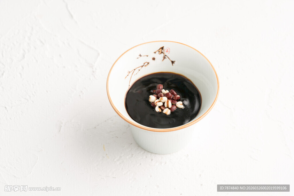 精致茶杯中的深色调料