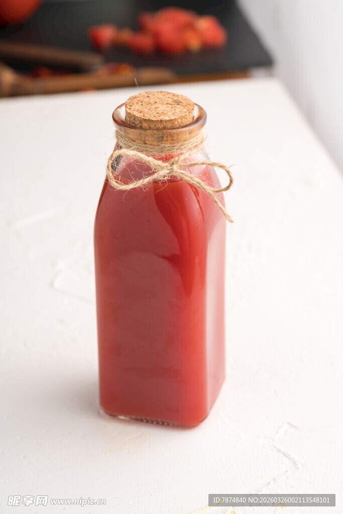 瓶装红色饮品 清新诱人