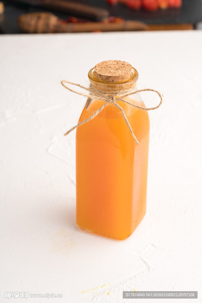 瓶装橙色饮品 简约清新