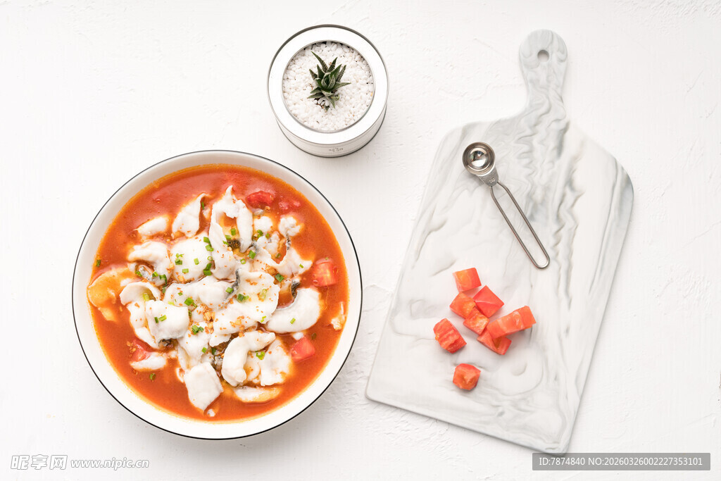 番茄鸡肉汤配精致餐具