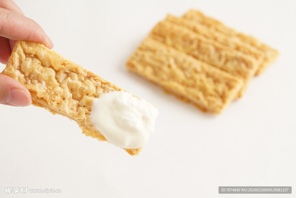 手拿夹心米饼特写