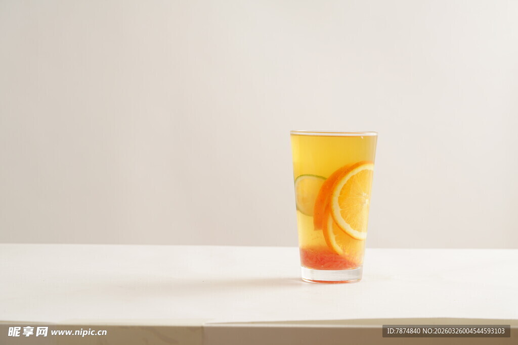 一杯橙黄色果汁饮品