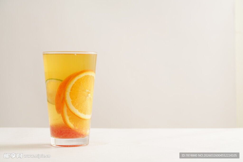 橙片装饰的分层果汁饮品