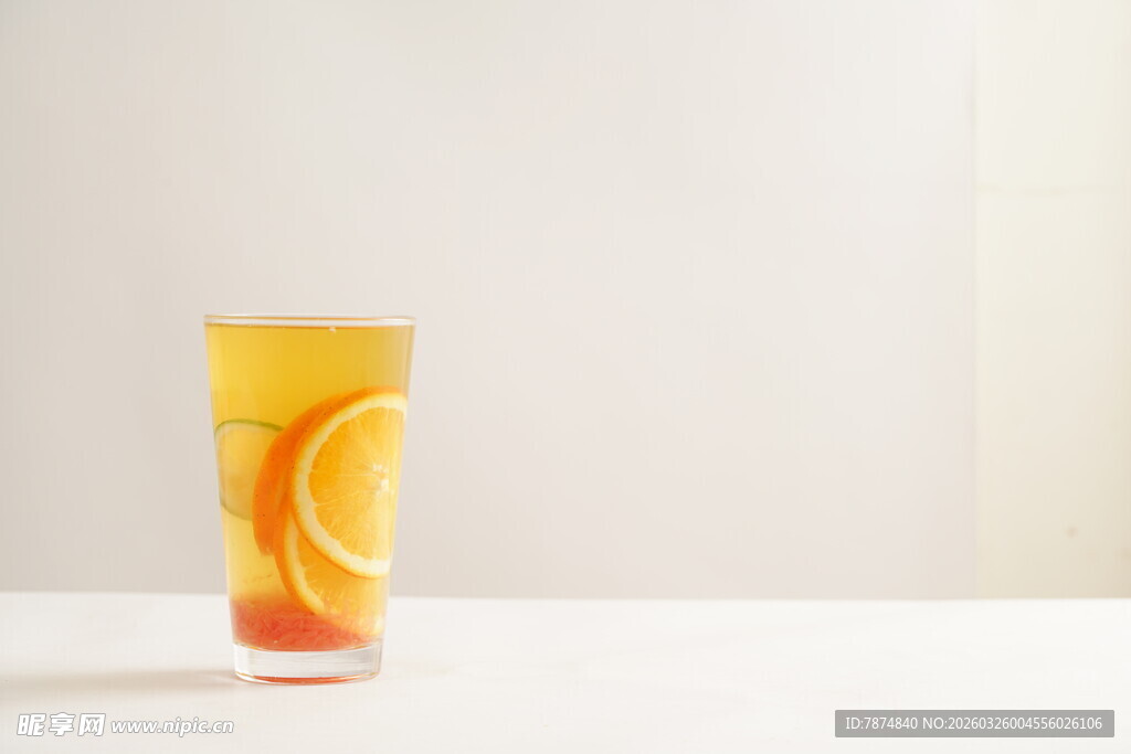 一杯橙片装饰的清新饮品