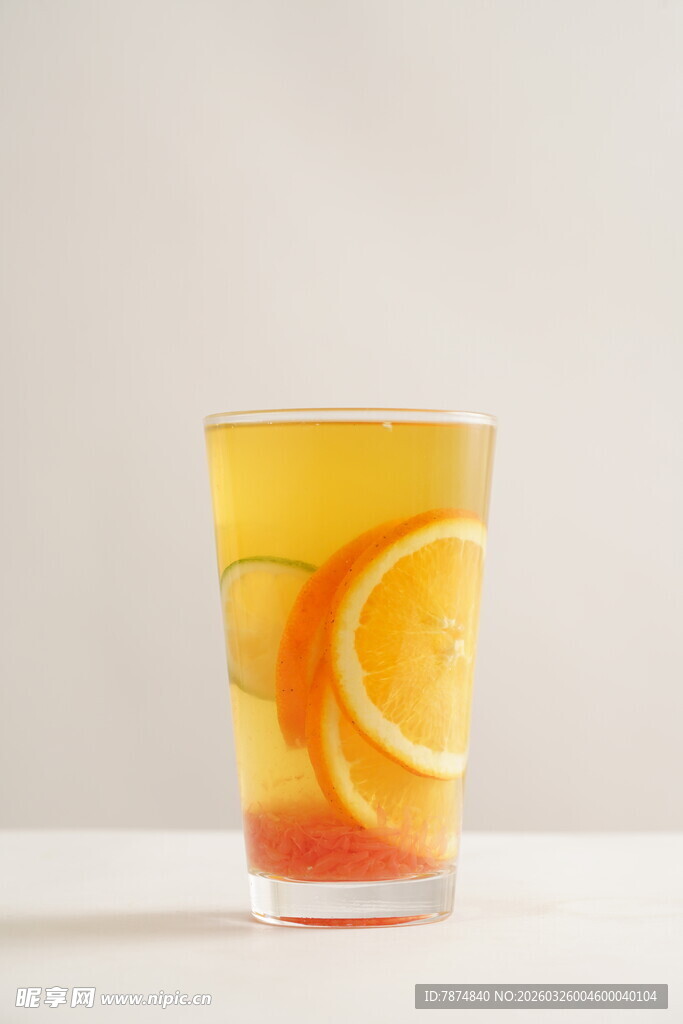 一杯橙片装饰的黄色饮品