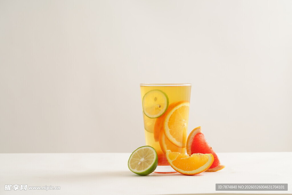 一杯缤纷水果冰饮