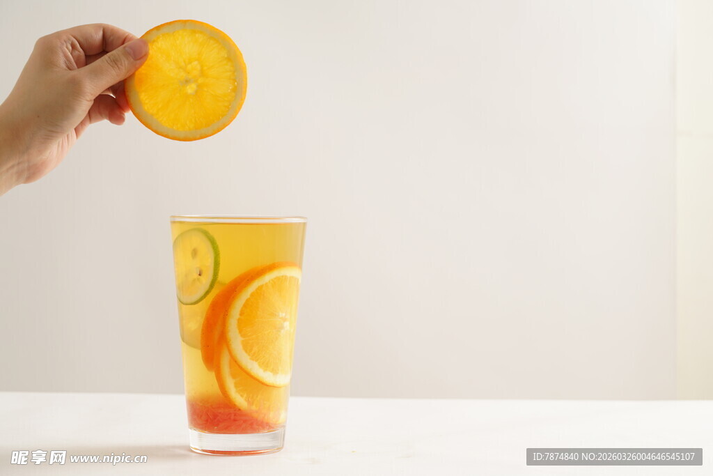 手抛橙片入缤纷果汁杯