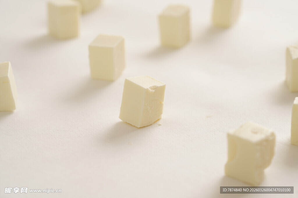 白色方块奶酪静物图