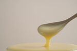奶油从勺中缓缓流下