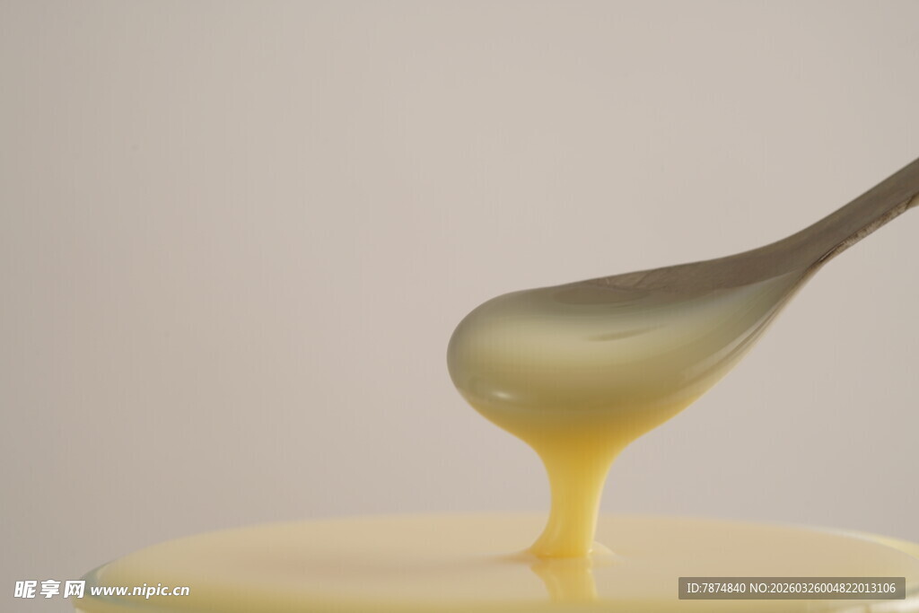 奶油从勺中缓缓流下