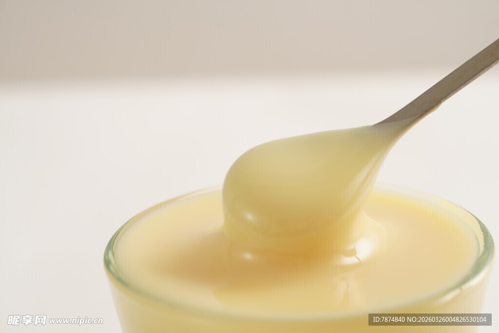 舀起的美味布丁