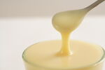 勺子舀起的丝滑奶油