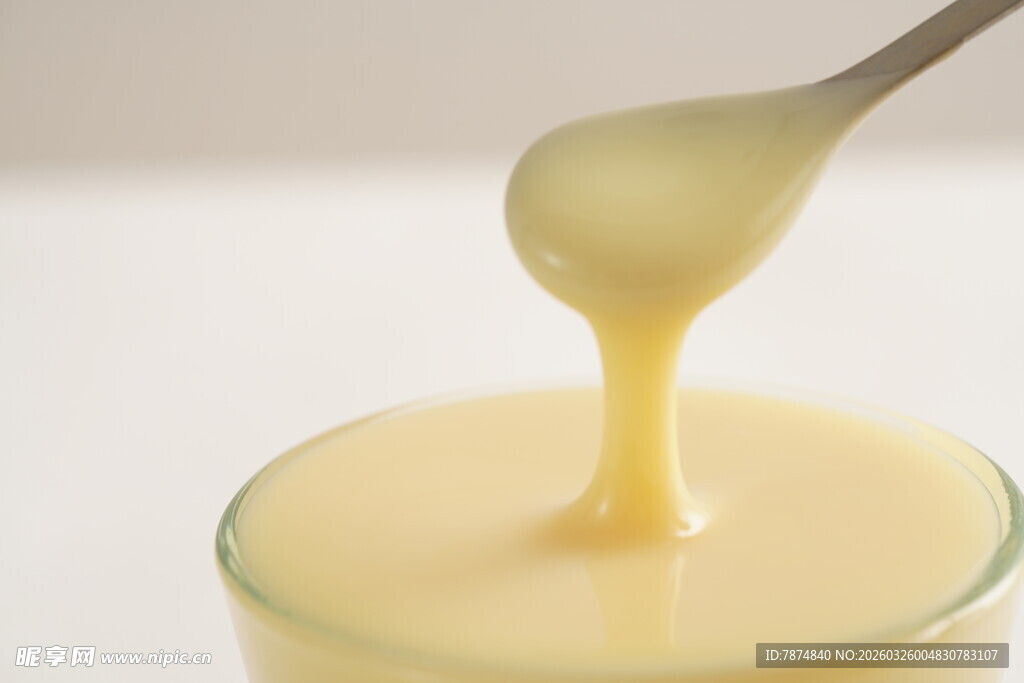 勺子舀起的丝滑奶油