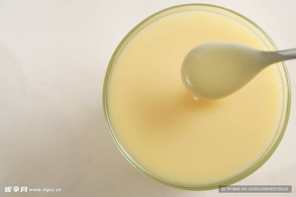 玻璃杯中的奶油