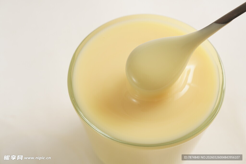 玻璃杯中的美味布丁