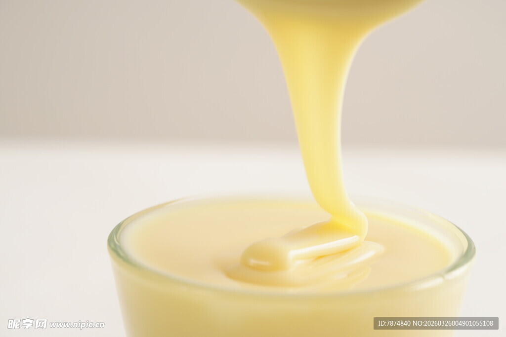 奶油倾入玻璃杯