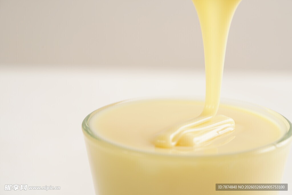 牛奶倾倒进玻璃杯瞬间