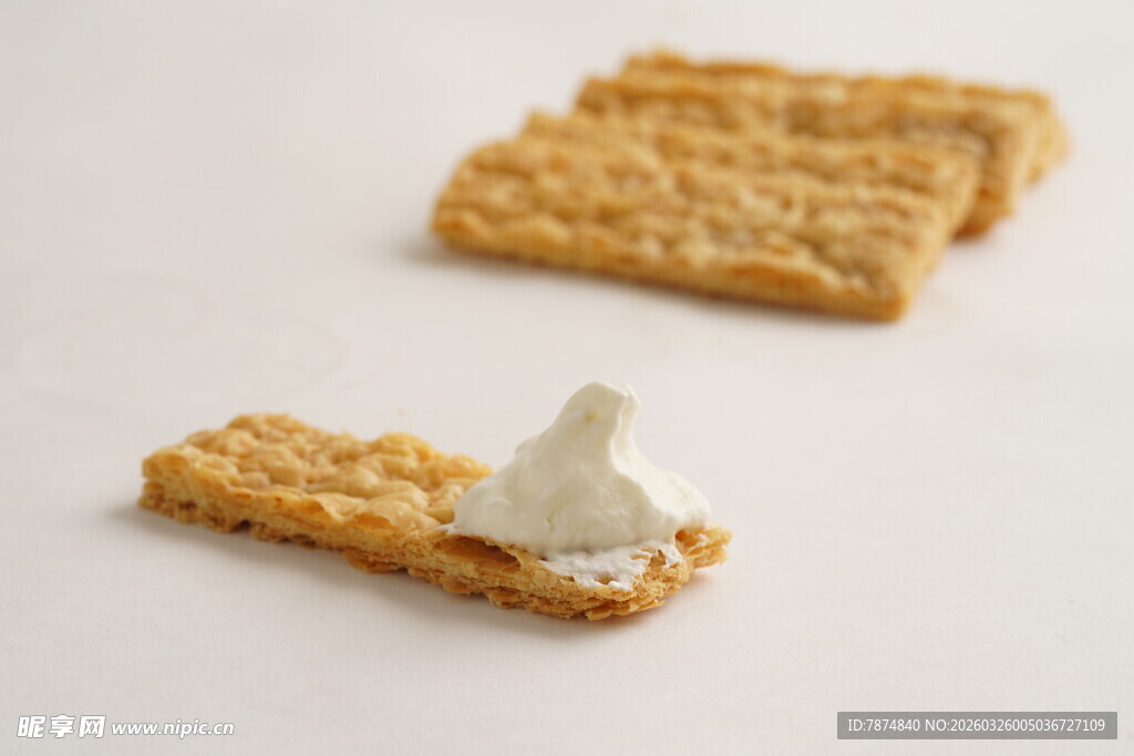 奶酪搭配酥脆饼干美食