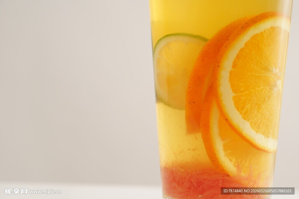 橙片点缀的清新水果饮料