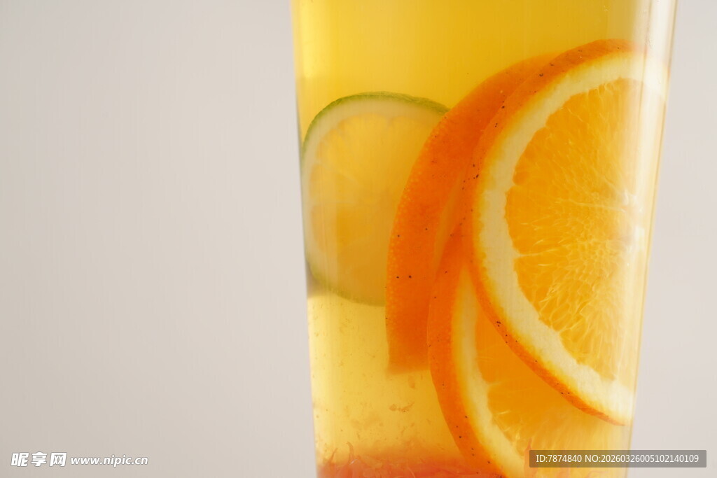 橙片装饰的清新果汁