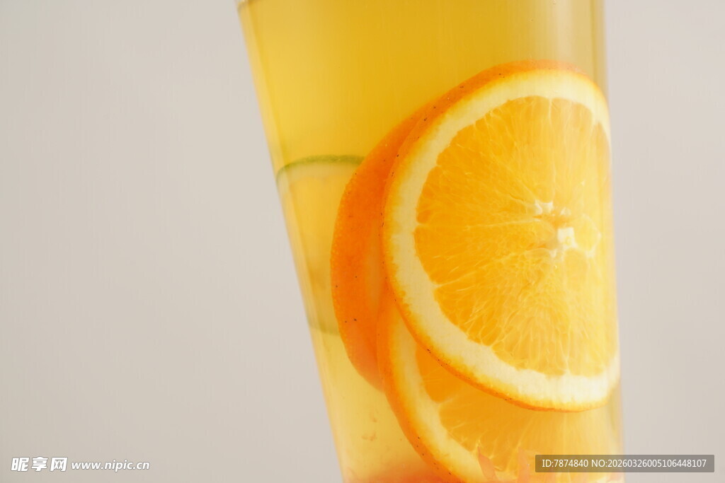 橙片点缀的清新黄色饮品