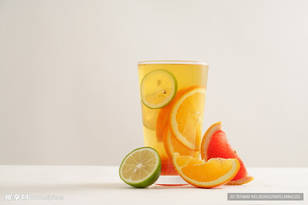 一杯多彩水果饮品