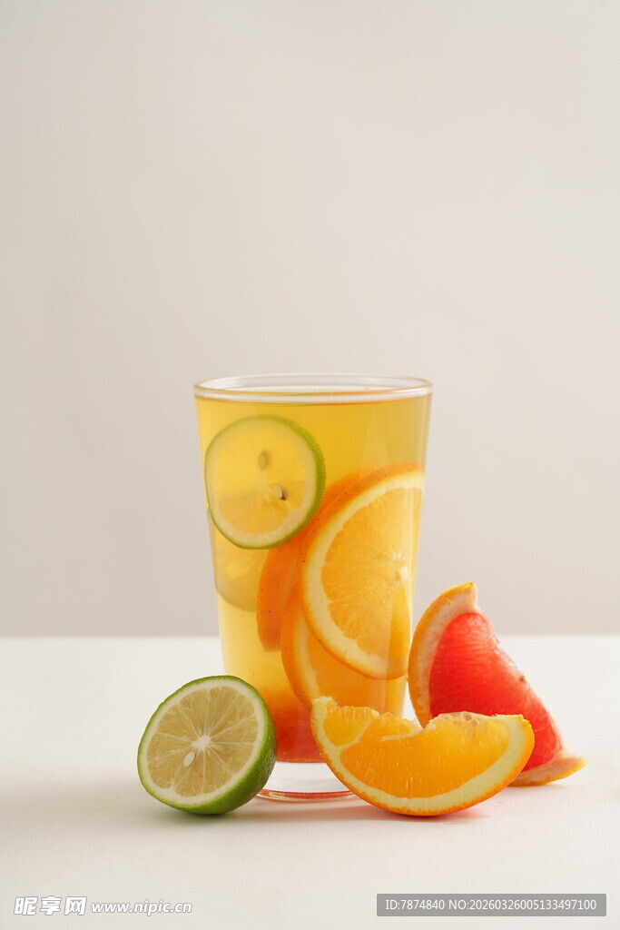 多彩水果泡饮展现清新活力